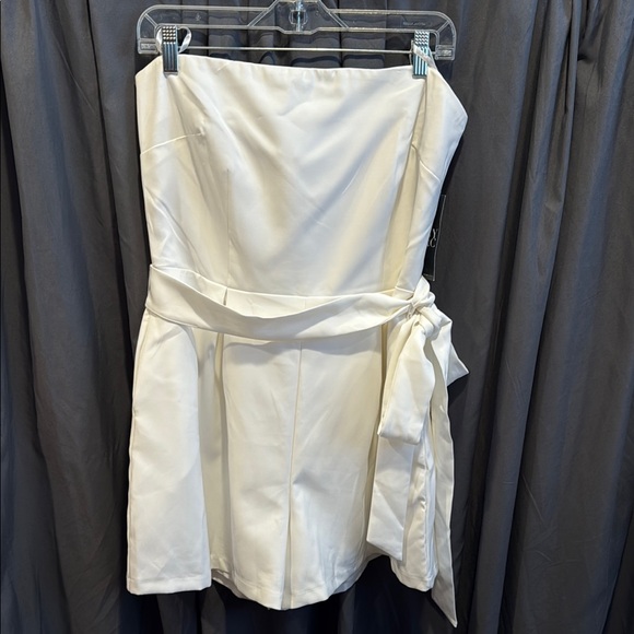 New York & Company Dresses & Skirts - New York & Company Shorts Romper off white size L NWT